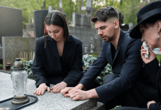 familie indoilata la mormant petru funerare