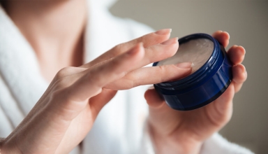 femeie-ce-ia-crema-cu-degetul-Happy-Beauty